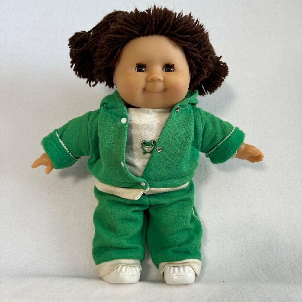 1980s Gotz Puppe Modell Baby Doll 16" Yarn Brown Hair Brown Eyes Green Frog Outf